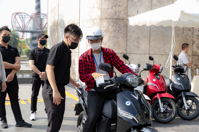 Khách hàng hào hứng trải nghiệm phần mềm mới trên xe máy điện VinFast.