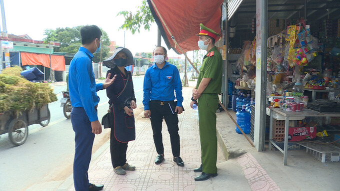 Đoàn viên thanh niên và lực lượng Công an địa phương tuyên truyền cho người dân không lấn chiếm vỉa hè, lòng đường để đảm bảo cảnh quan và ATGT tại “Tuyến đường ATGT”, phường Tân An (TX Quảng Yên). (Ảnh: Tỉnh đoàn Quảng Ninh)