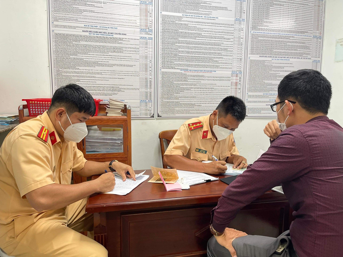 Chủ phương tiện ô tô đi sai làn trên cầu Sài Gòn lên làm việc