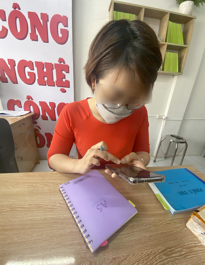 Nhân viên tên Thảo làm việc ở Công ty TNHH Công Nghệ Cộng Đồng ở địa chỉ 146 Quốc lộ 1K, phường Linh Xuân, TP Thủ Đức, TP.HCM nhận hồ sơ thu tiền ký hợp đồng học bằng lái xe ô tô.