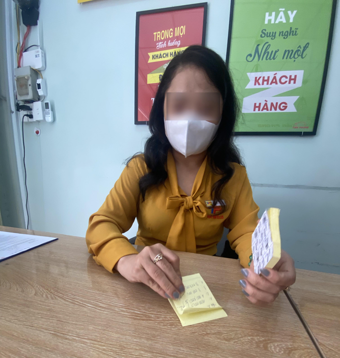 Nữ nhân viên Văn phòng ghi danh của Công ty TNHH Dịch Vụ Tư Vấn Nghề Nghiệp Tiền Phong cam kết 