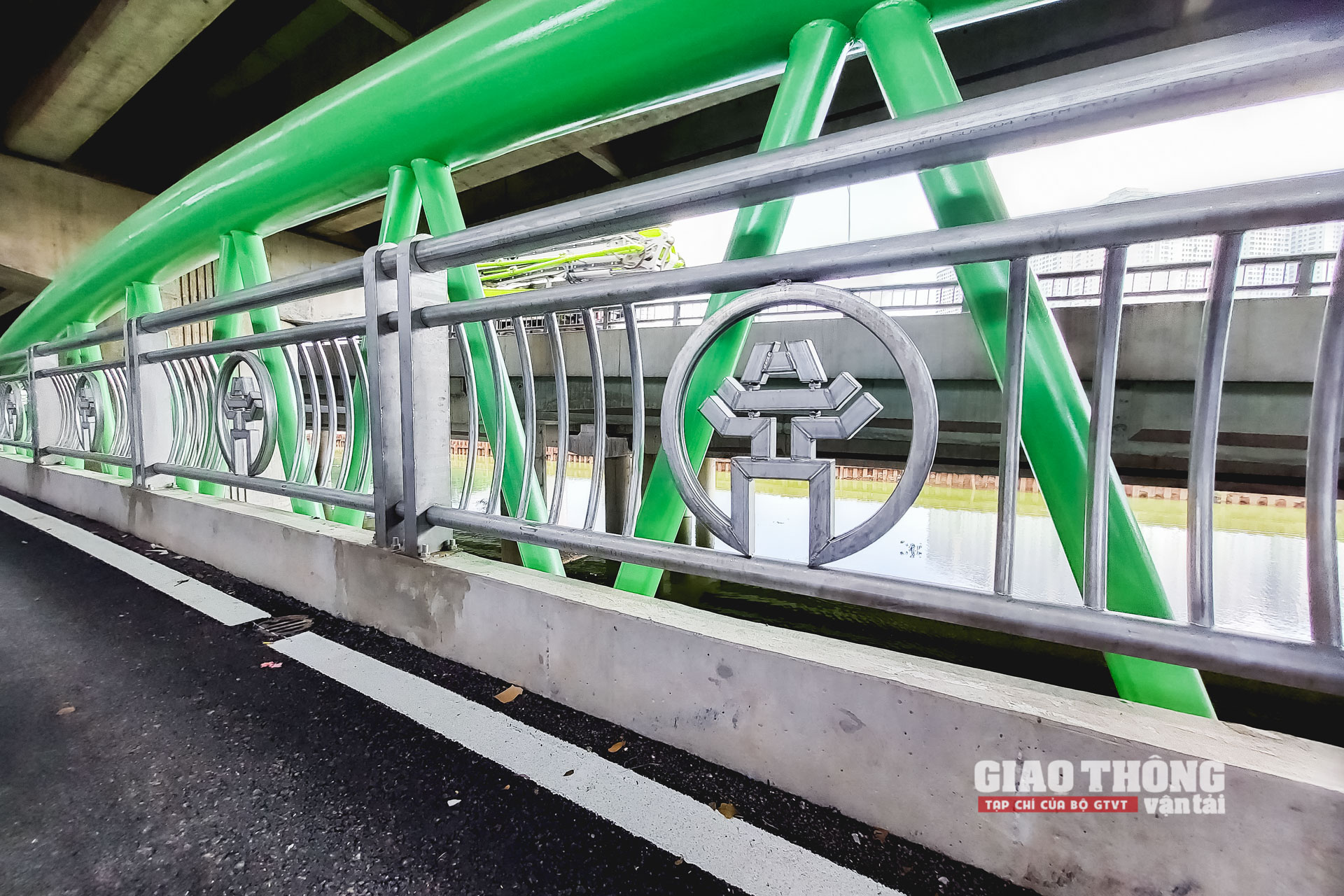 Thành cầu nổi bật với màu sơn phủ xanh lá cây và biểu tượng Khuê Văn Các của TP.Hà Nội 