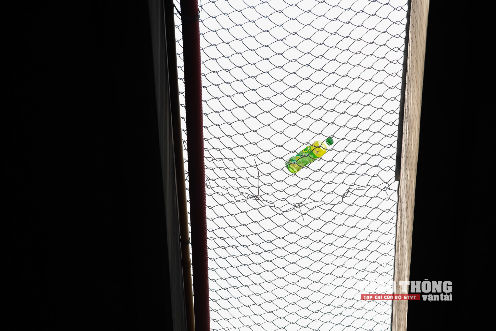 Bên trên cầu (khe giữa 2 làn đường vành đai 3 trên cao) được căng lưới thép, tránh rác thải rơi từ vành đai 3 trên cao xuống