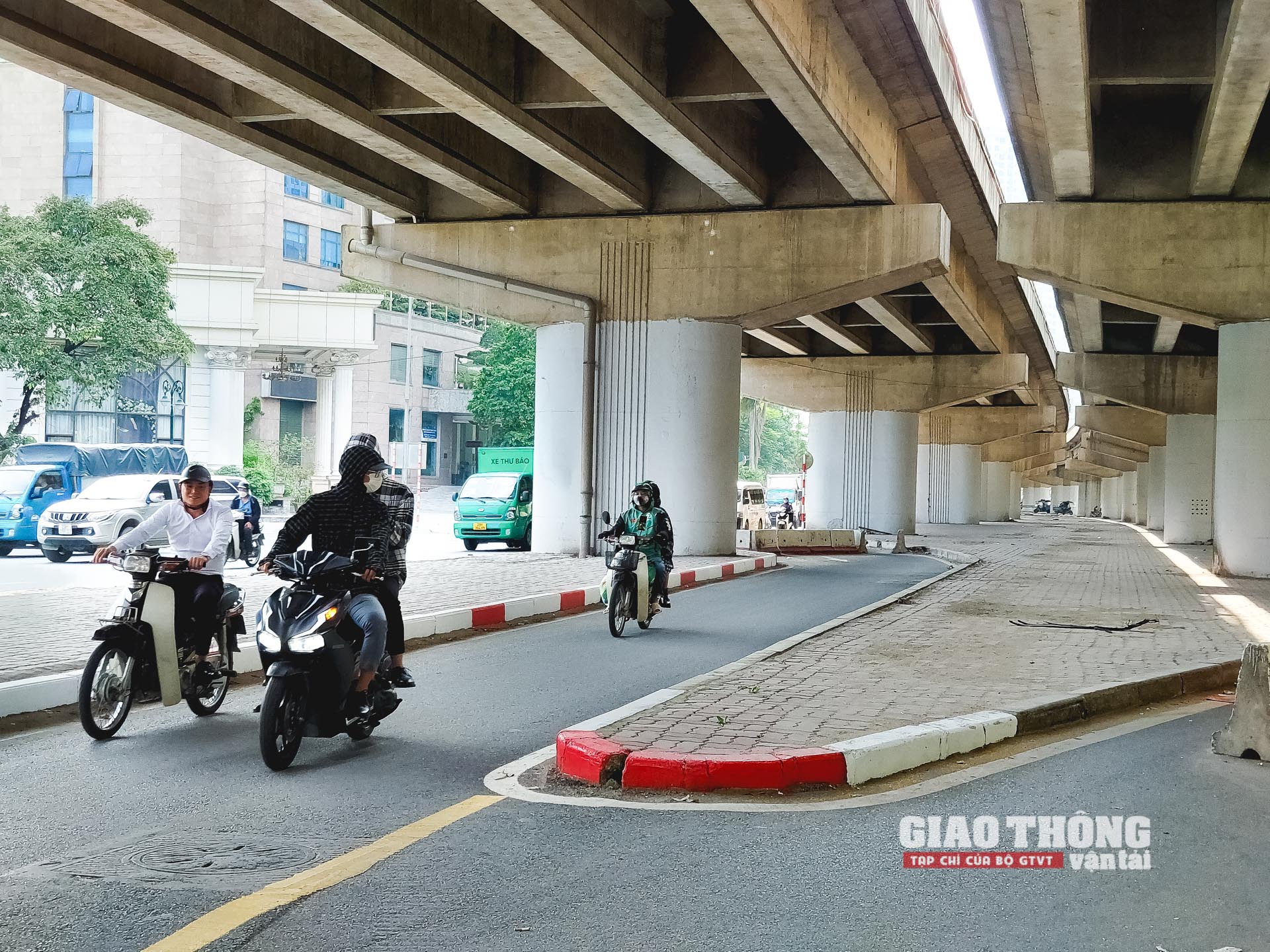 Lối vào đường xe máy phía Nghiêm Xuân Yêm dù chưa chính thức được khai thác, song, người dân đã đi vào khá nhiều