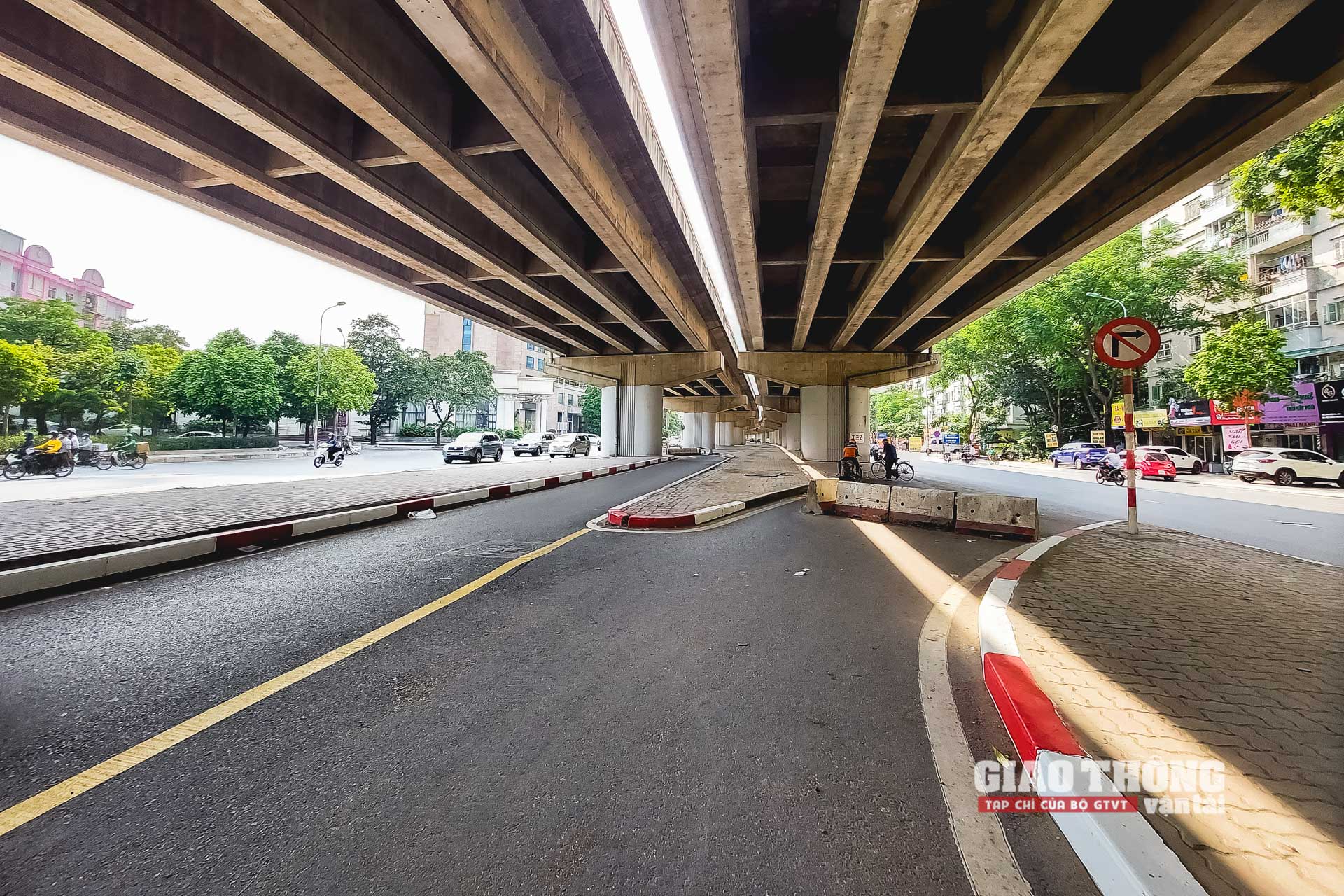 Lối ra từ đường dành riêng cho xe máy dưới gầm vành đai 3 trên cao nhập vào đường Nghiêm Xuân Yêm