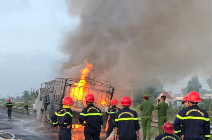 Xe tải bốc cháy dữ dội, tài xế nhanh chóng tấp vào làn khẩn cấp và thoát nạn