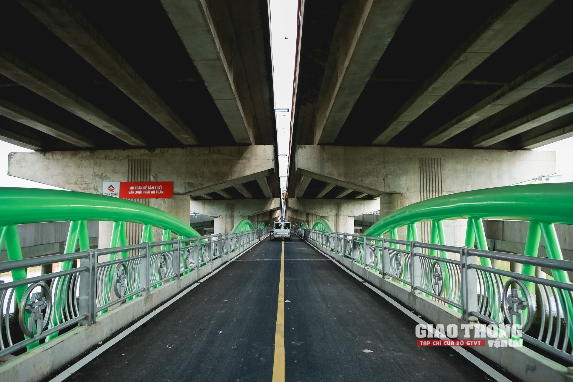 Ghi nhận của PV Tạp chí GTVT, đến nay, công tác thi công cầu đã cơ bản hoàn thành