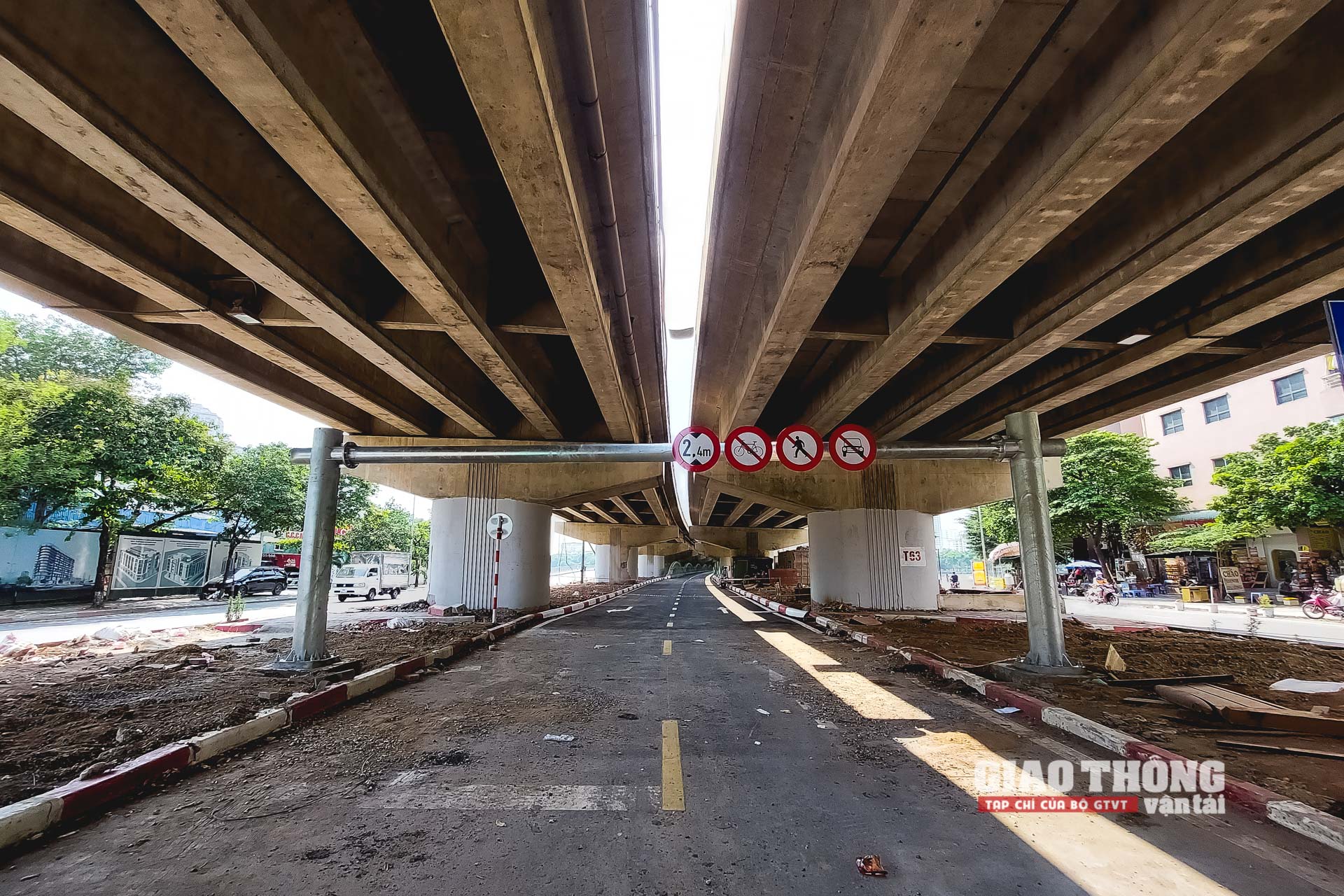 Trên công trường, công nhân đang tiến hành hoàn thiện một số hạng mục phụ trợ, dọn dẹp vệ sinh nhằm đảm bảo tiến độ bàn giao công trình vào ngày 10/8/2022