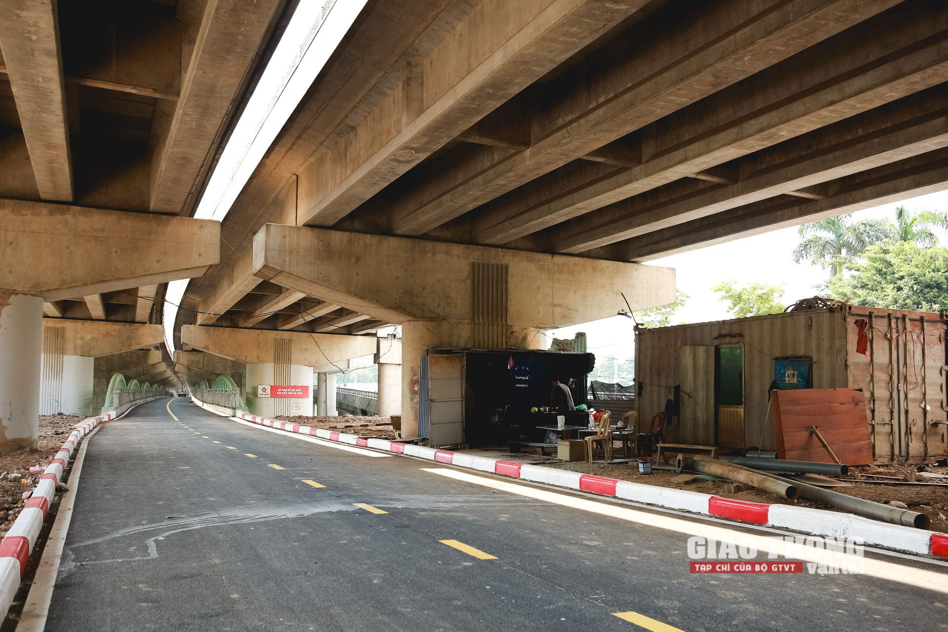 Cầu được khởi công xây dựng từ đầu năm 2021, song do tác động của đại dịch Covid-19 đã khiến việc triển khai thi công bị ảnh hưởng, hạng mục bị chậm tiến độ so với kế hoạch ban đầu