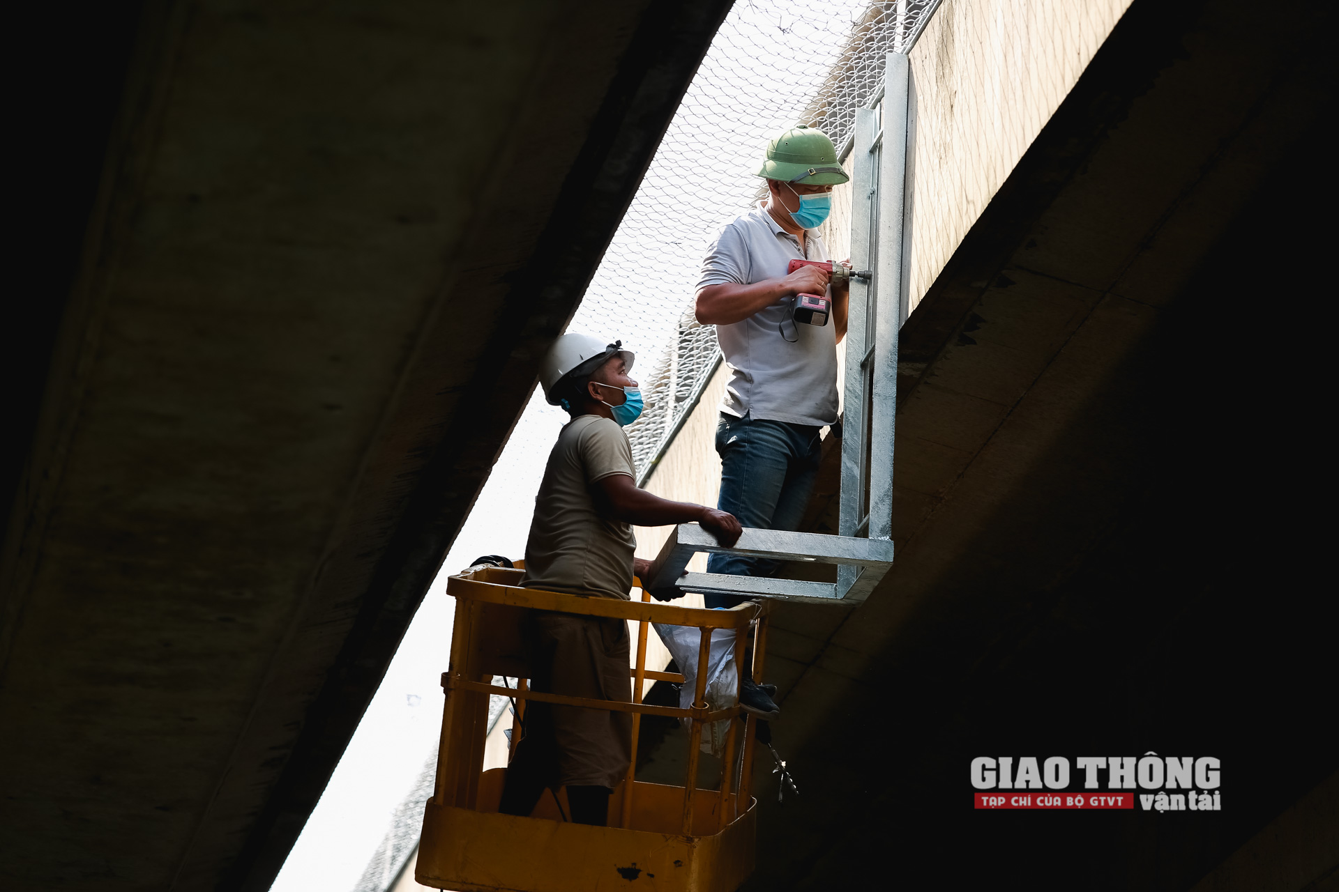 Thi công trong không gian chật hẹp, bị hạn chế bởi nằm giữa 2 bên là cầu vành đai 3 đi thấp và phía trên là vành đai 3 trên cao là một trong những khó khăn lớn của dự án