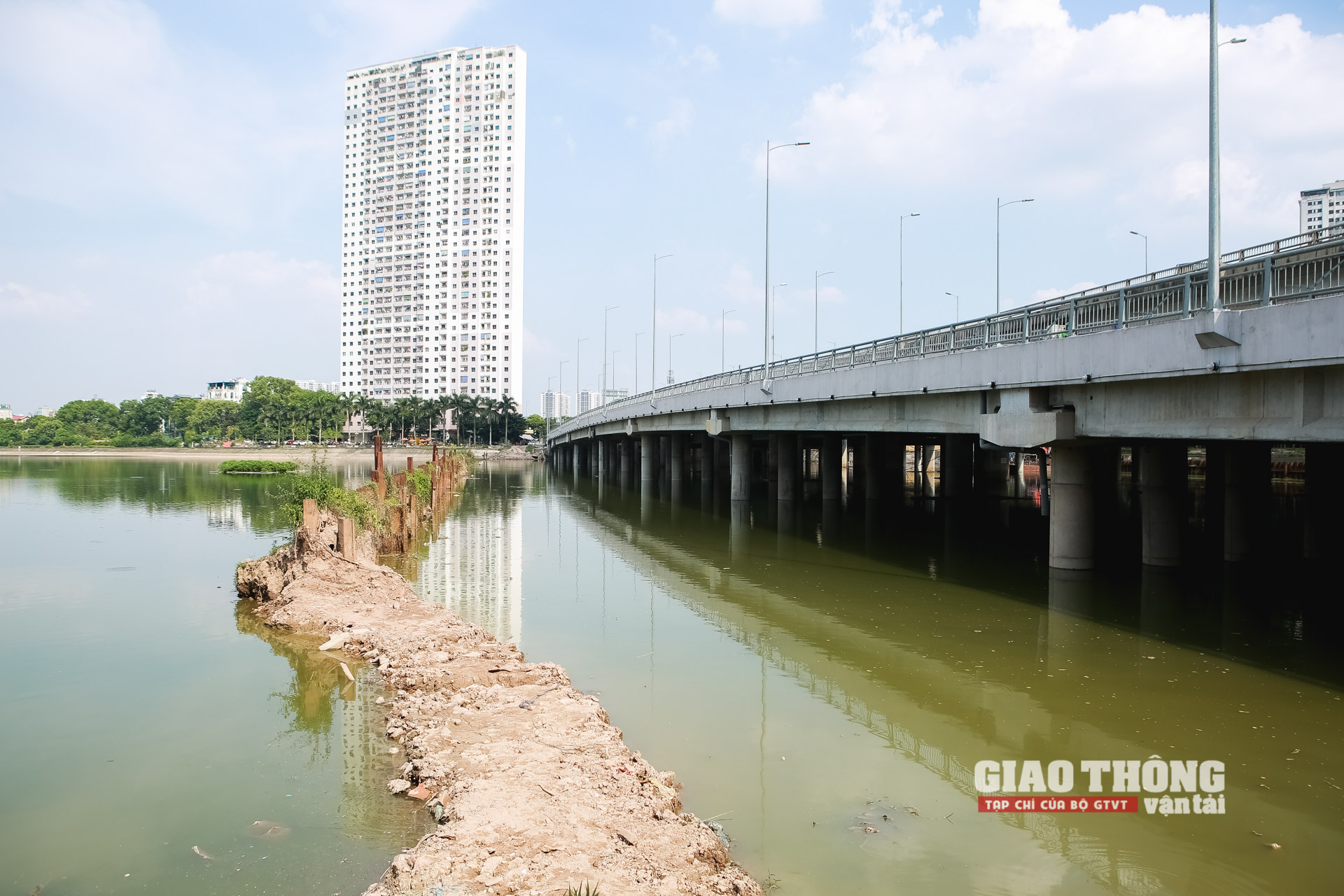 Được biết, cầu vòm sắt Linh Đàm được bổ sung cho dự án cầu cạn Vành đai 3 đi thấp vượt hồ Linh Đàm