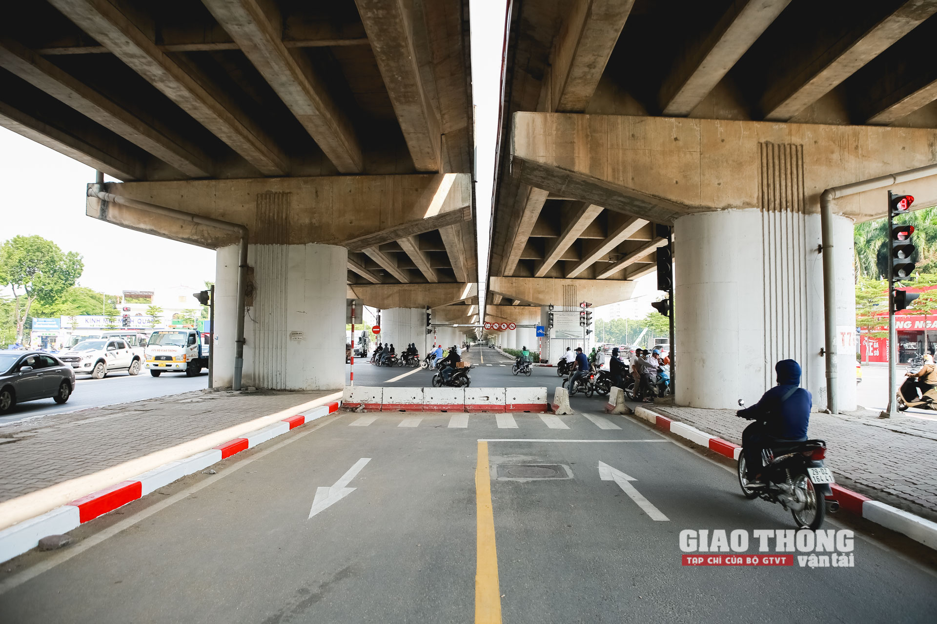 Sau khi dự án thông xe vào tháng 10/2020, UBND TP.Hà Nội đã điều chỉnh bổ sung thêm hạng mục cầu cạn vòm sắt đi dưới đường vành đai 3 dành riêng cho phương tiện xe máy