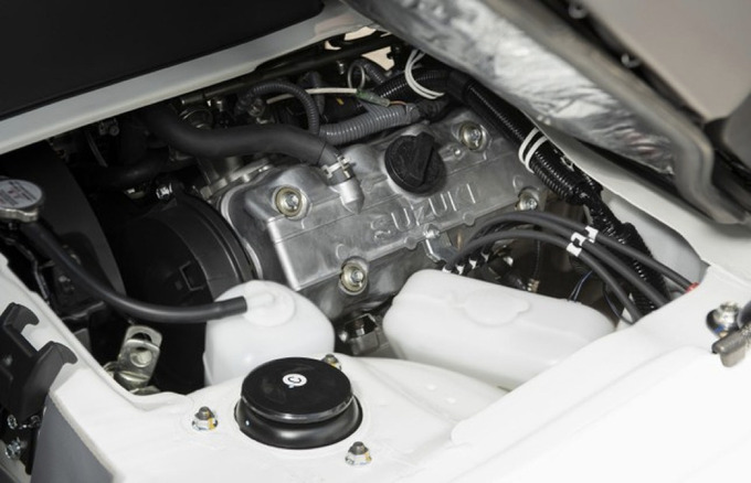 Động cơ F10A chính hãng chỉ có trên xe tải do Suzuki phân phối với dấu hiệu nhận diện là dòng chữ “Suzuki”được đúc nổi trên động cơ.