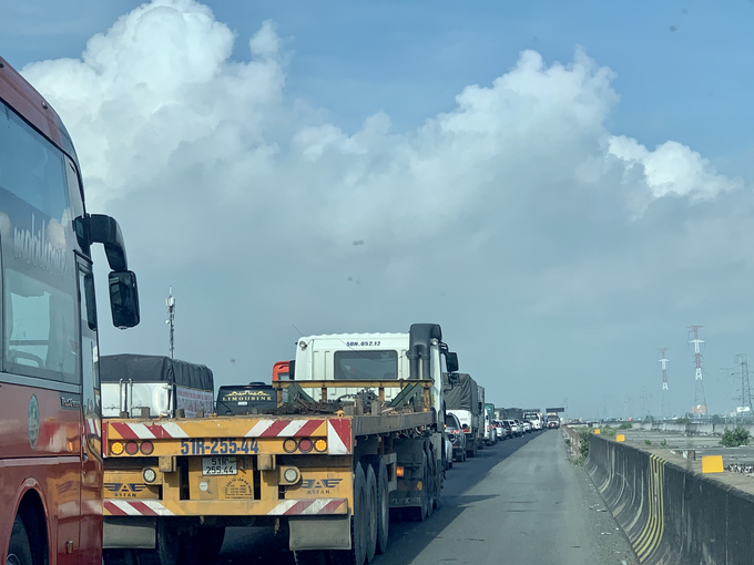 Các phương tiện xếp hàng dài và di chuyển chậm trên cao tốc