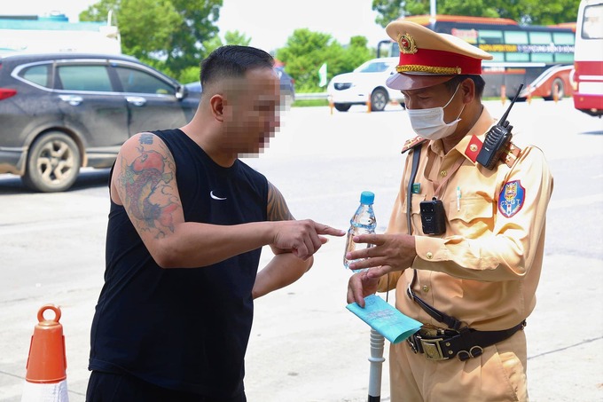 Cục CSGT kiểm tra test nhanh lái xe dương tính với ma tuý trên tuyến cao tốc