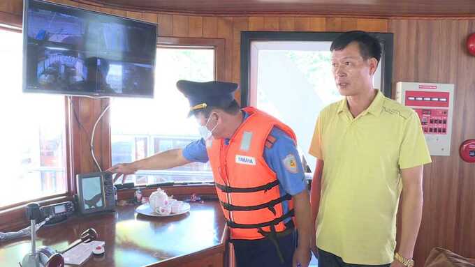 Cán bộ Đội TTGT số 2 (Sở GTVT Quảng Ninh) kiểm tra thiết bị an toàn một phương tiện vận chuyển hành khách trên Vịnh Hạ Long.