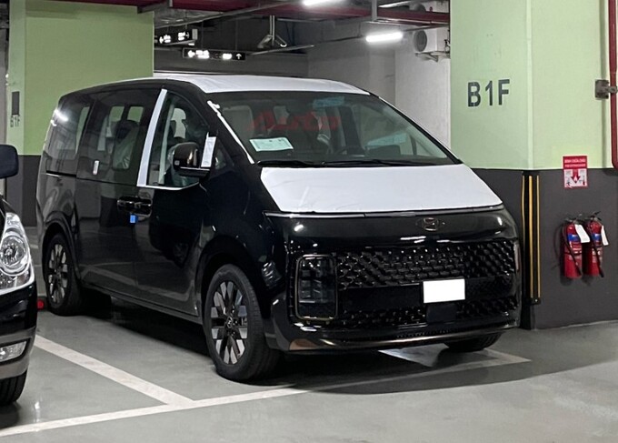 Mới đây, một chiếc Hyundai Staria 2022 'mới cứng' xuất hiện trong hầm gửi xe tại Hà Nội.