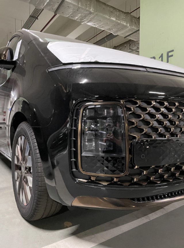 Staria 2022 bản cao cấp có điểm nhấn màu vàng đồng 