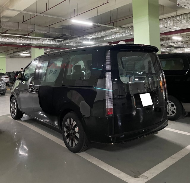 Được biết, chiếc Hyundai Staria 2022 bản cao cấp này vẫn chưa phải xe được nhập khẩu chính hãng, mà chỉ được nhập về để phục vụ mục đích ngoại giao.