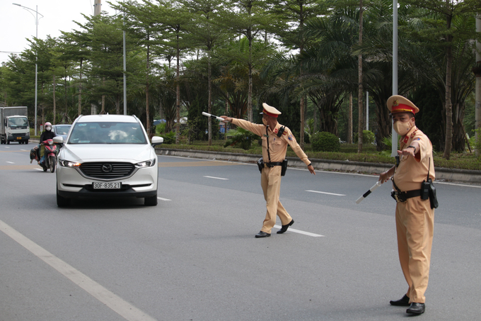 Tổ công tác Đội CSGT đường bộ số 10 (Hà Nội) kiểm tra chuyên đề đối với người điều khiển ô tô chạy quá tốc độ trên đường Cienco5  qua địa bàn quận Hà Đông.