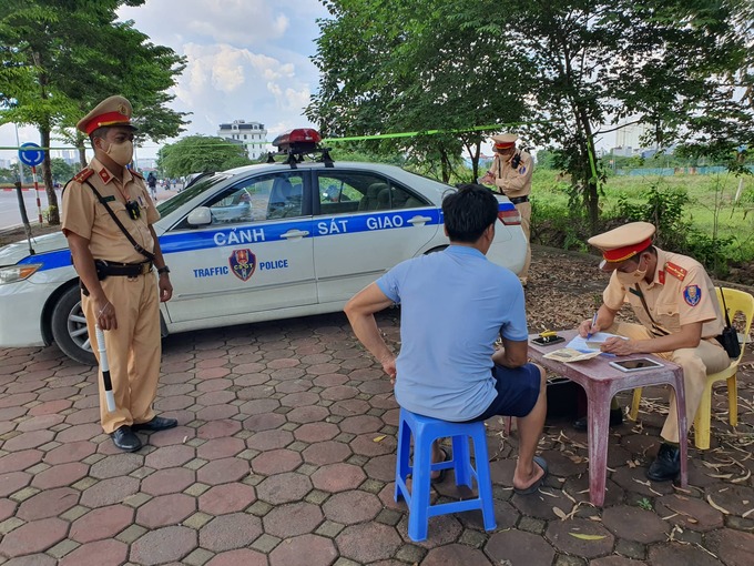 CSGT tiến hành lập biên bản đối với tài xế lái ô tô chạy quá tốc độ trên đường Cienco5 qua địa bàn quận Hà Đông (Hà Nội).