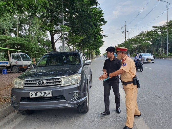 Tổ công tác Đội CSGT đường bộ số 10 (Hà Nội) mời người điều khiển ô tô chạy quá tốc độ vào lập biên bản theo quy định.