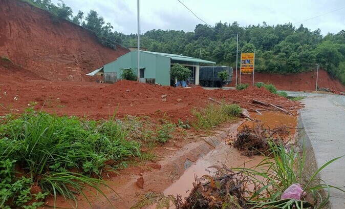 Hành lang đường bộ tuyến Hồ Chí Minh qua thôn Đăk Nớ (xã Đăk Pék, huyện Đăk Glei, tỉnh Kun Tum) bị xâm chiếm nghiêm trọng.