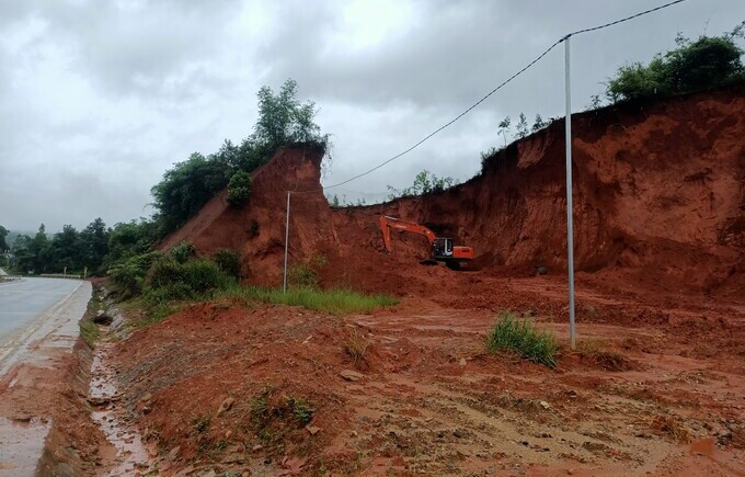 Ngang nhiên đào mặt bằng trong hành lang an toàn đường bộ, làm hư hỏng kết cấu hạ tầng giao thông tuyến đường Hồ Chí Minh.
