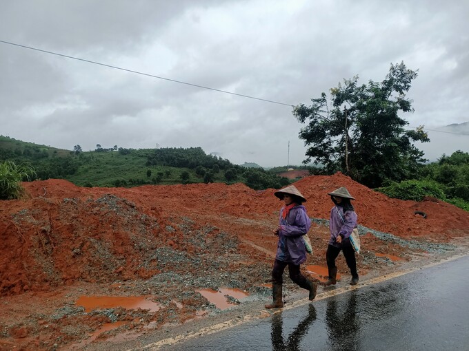 San lấp mặt bằng phái ta luy âm, tự ý mở đường đấu nối.