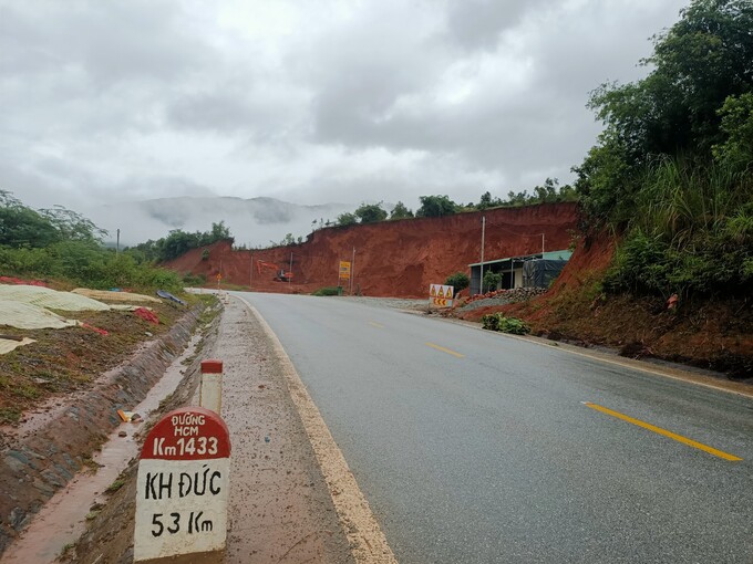 Từ km 1432-1433 tuyến đường Hồ Chí Minh có hàng loạt điểm đào mặt bằng, san lấp mặt bằng xâm phạm hành lang an toàn đường bộ.