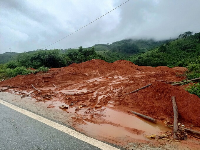 Lấp rãnh nước dọc làm đường san lấp mặt bằng trong hành lang an toàn đường bộ.