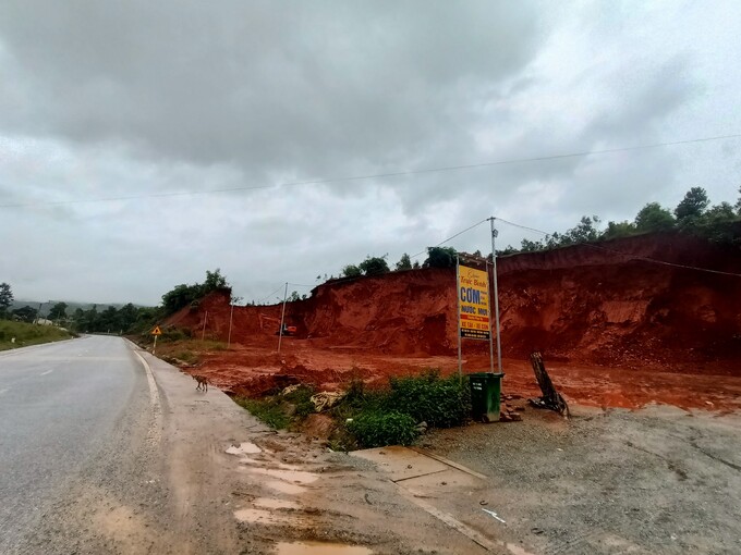 Một vị trí đào mặt bằng trong hành lang an toàn đường bộ chạy dài hàng trăm mét.