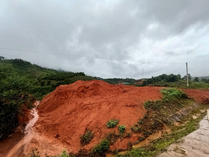 Đổ đất san lấp mặt bằng chặn dòng chảy thoát nước cống ngang đường.