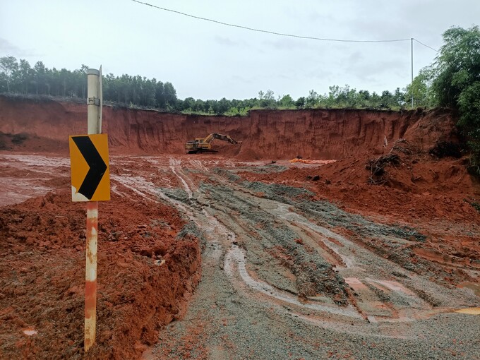 Sử dụng máy đào mặt bằng công khai với quy mô lớn trong hành lang an toàn đường bộ.