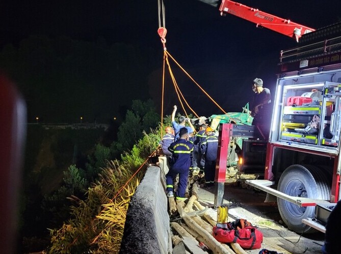 Lực lượng CHCN dùng cần cẩu ứng cứu nạn nhân vụ TNGT.