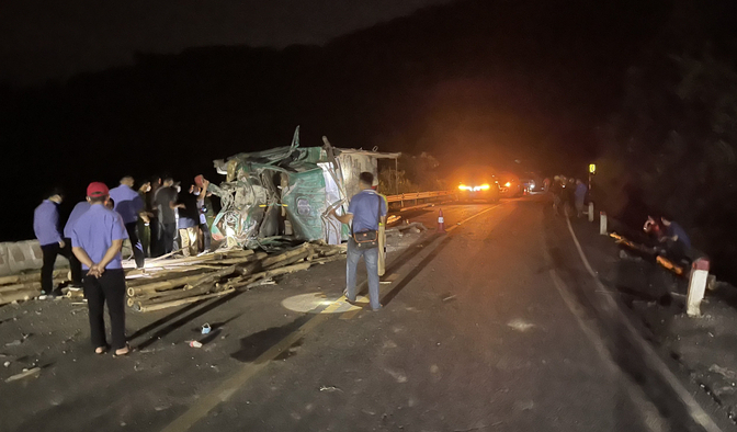 Xe chở gỗ keo lật nằm giữa đường sau vụ TNGT.