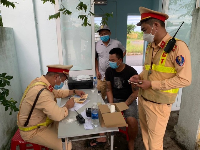 CSGT lập biên bản lái xe đầu kéo sử dụng ma tuý trên cao tốc  