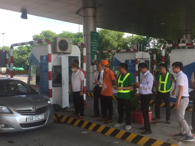 Nhân viên của Công ty VETC kiểm tra tín hiệu của thẻ Etag dán trên xe.