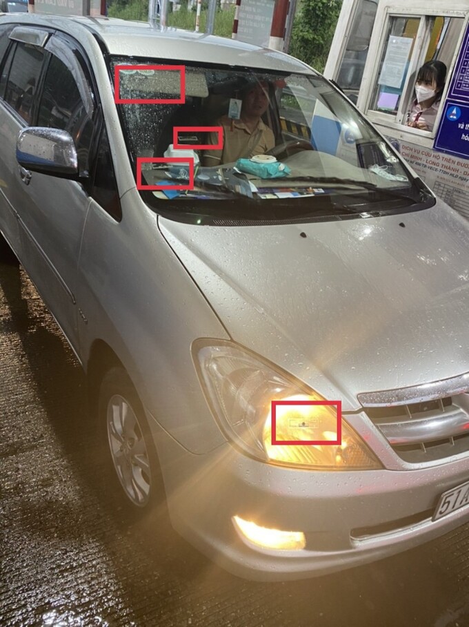 Một chiếc xe án nhiều thẻ ETC do Công ty VETC phát hiện.