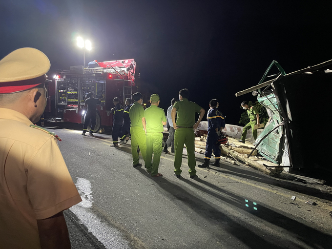 Lực lượng chức năng điều tra làm rõ nguyên nhân vụ TNGT.