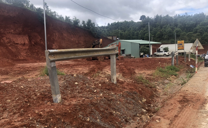 Một loạt vị trí xâm phạm hành lang an toàn đường bộ được rào chắn, nhằm đảm bảo giao thông, bảo vệ kết cấu hạ tầng giao thông.