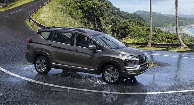 Xpander Cross mới hệ thống kiểm soát hướng chủ động Active Yaw Control (AYC) mới.