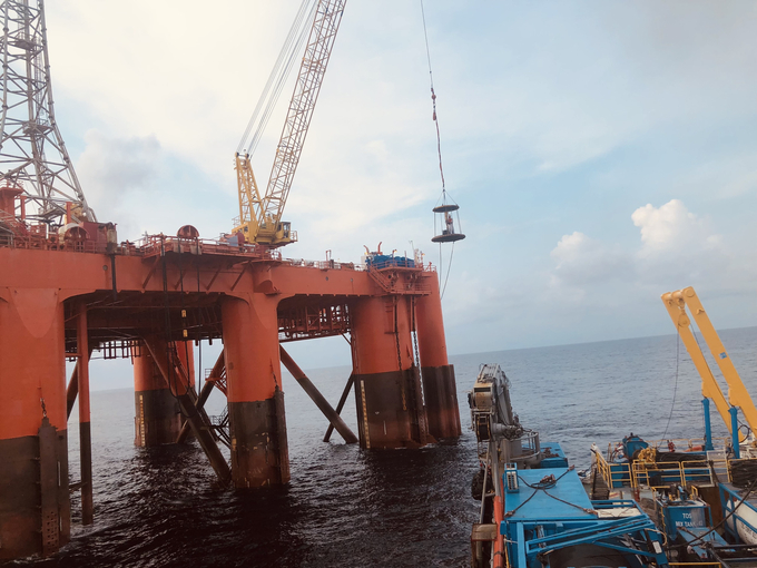 Cách thức chuyên gia và đăng kiểm viên từ tàu dịch vụ lên giàn khoan trên biển để làm việc
