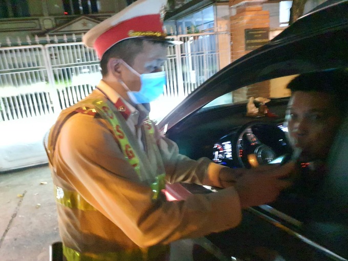 CSGT dừng phương tiện kiểm tra nhanh nồng độ cồn đối với người điều khiển ô tô trên đường Láng, Hà Nội.