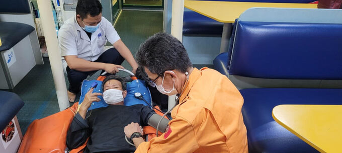 Thuyền viên Nguyễn Văn Sinh được hỗ trợ, cấp cứu y tế ngay tại chỗ