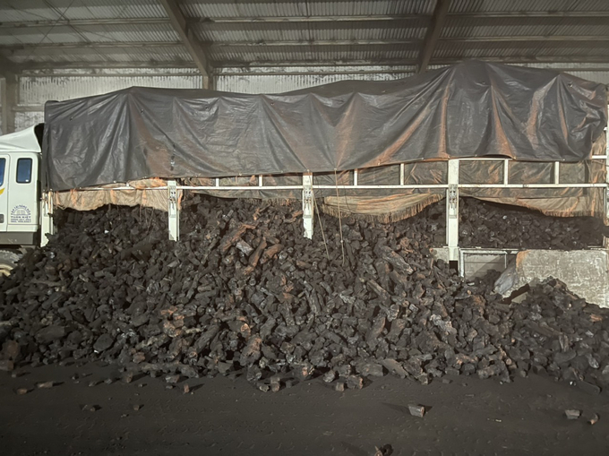 Tài xế xe tải xả hàng, trốn tránh việc kiểm tra tải trọng xe.