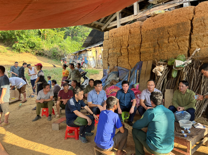 Chiều 16/8, ông Khuất Việt Hùng, Phó Chủ tịch Chuyên trách Ủy ban ATGT Quốc gia đã đến hiện trường vụ lật thuyền, trực tiếp chỉ đạo công tác tìm kiếm những nạn nhân còn mất tích