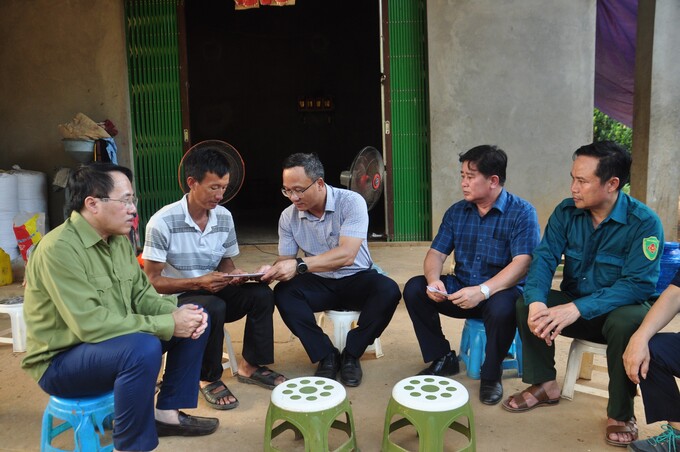 Ông Khuất Việt Hùng (giữa) chia sẻ, động viên thân nhân người gặp nạn