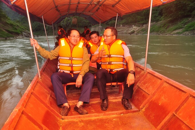 Phó Chủ tịch chuyên trách Ủy ban ATGT Quốc gia Khuất Việt Hùng tham gia tìm kiếm người mất tích, chiều 16/8