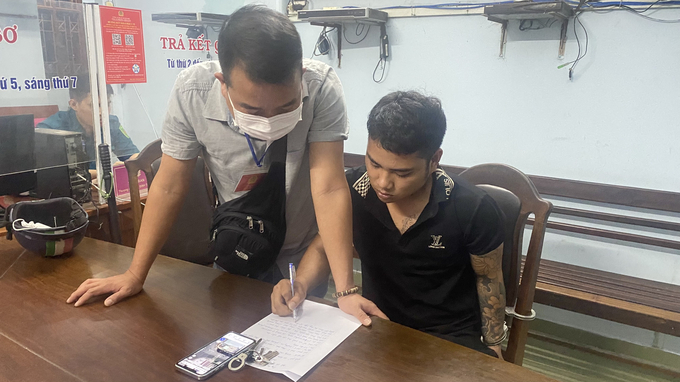 Tại cơ quan Công an Minh khai nhận toàn bộ hành vi của mình. 